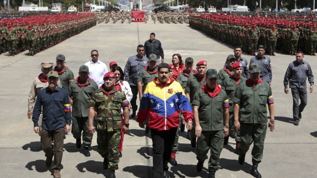 <p>
	Президентът на Венецуела Николас Мадуро по време на военен парад. <em>Снимка: Ройтерс</em></p>
