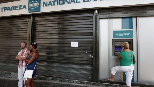 <p>
	Частният сектор в Гърция масово тегли парите си от банките, след като крайнолявата партия СИРИЗА спечели изборите. <em>Снимка: архив, Ройтерс</em></p>
