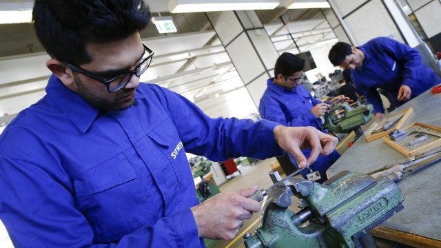 <p>
	Бежанци демонстрират уменията си в металообработката по време на обучение, организирано от Siemens в Берлин, април 2016 г.<em>&nbsp;</em><em>Снимка: архив Ройтерс</em></p>
