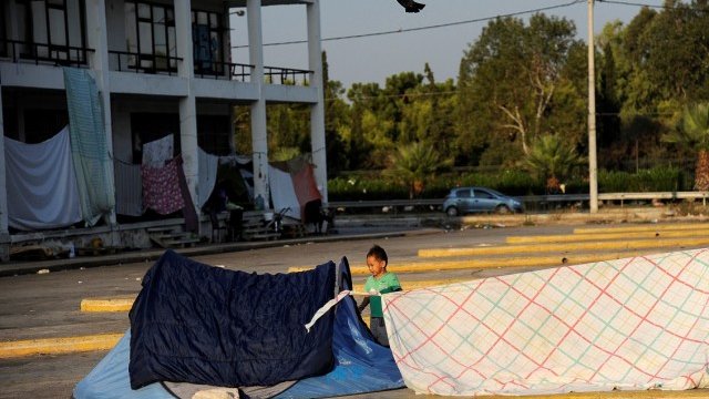 <p>
	Бежанци в Атина. <em>Снимка: Ройтерс</em></p>
