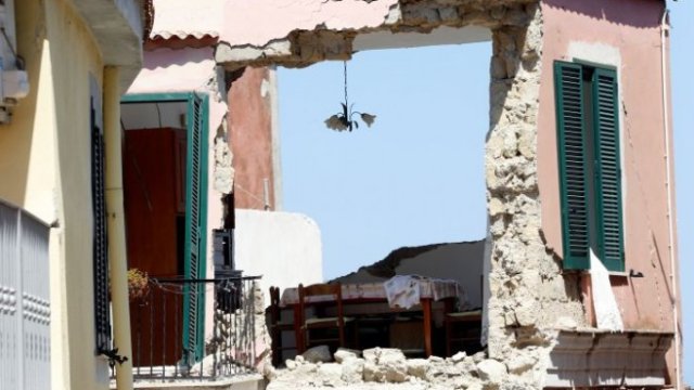 <p>
	От общо 64 хил. души население на о. Исхия в последните 30 години над една трета от тях са кандидатствали в различни процедури по амнистия и узаконяване на незаконно построени жилища. <em>Снимка: Ройтерс</em></p>
