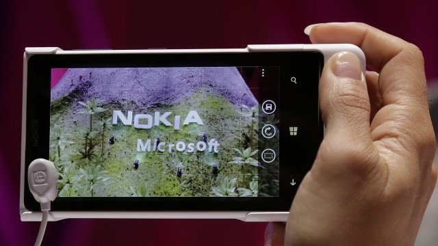 <p>
	Nokia и Microsoft - кой ще излезе победител в хардуерната надпревара? <em>Снимка: Ройтерс</em></p>
