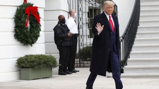 <p>
	Президентът на САЩ Доналд Тръмп маха към представителите на медиите, преди да напусне Белия дом на път към Уест Пийнт. <em>Снимка:&nbsp;Yuri Gripas/Bloomberg</em></p>
