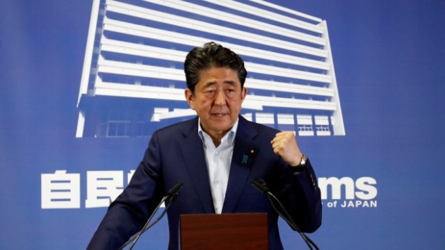 <p>
	Японският премиер Шиндзо Абе трябва да загърби опитите за силово решаване на конфликта. <em>Снимка: Ройтерс</em></p>
