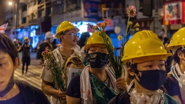 <p>
	Протестиращи в Хонконг срещу законопроекта за екстрадиция в Китай. <em>Снимка: gettyimages</em></p>
