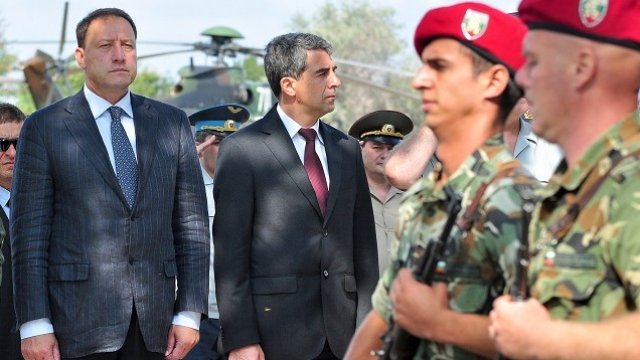 <p>
	<em>Министърът на отбраната Ангел Найденов и президентът Росен Плевнелиев присъстват на учението &quot;Шабла 2013&quot;. Снимка: БТА</em></p>
