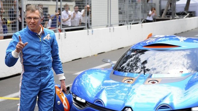 <p>
	<em>Таварес е известен и със страстта си към автомобилния спорт. Снимка: Ройтерс </em></p>
