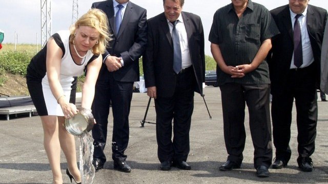 <p>
	<em>Регионалният министър Десислава Терзиева присъства на символичната първа копка на новите 5 км от АМ &quot;Хемус&quot; </em>Снимка:<em> БТА</em></p>
