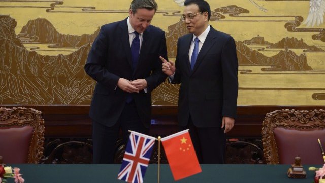 <p>
	Камерън се срещна в Пекин с китайския си колега&nbsp;Ли Къцян. <em>Снимка: Ройтерс</em></p>
