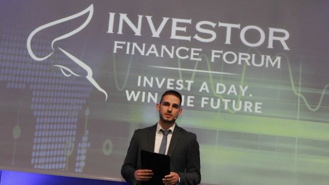 <p>
	Водещият на форума Велко Каменов. <em>Снимка: Олег Попов, Investor Media Group</em></p>
