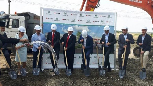 <p>
	Първа копка на новото предприятие. <em>Снимка: Министерство на икономиката</em></p>
