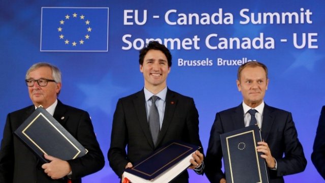 <p>
	Председателят на ЕК Жан-Клод Юнкер (вляво), канадският премиер Джъстин Трюдо (в средата) и председателят на Съвета на ЕС Доналд Туск при подписването на споразумението. <em>Снимка: Архив Ройтерс</em></p>
