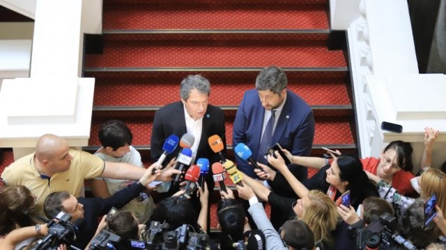 <p>
	Миналата седмица в Народно събрание се проведоха консултации на &bdquo;Има такъв народ&ldquo; с &bdquo;Демократична България&ldquo;. На снимката: Христо Иванов и Тошко Йорданов, <em>БГНЕС</em></p>
<p>
	<br />
	&nbsp;</p>
