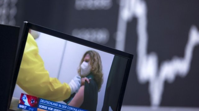 Европейските акции са боядисани в червено