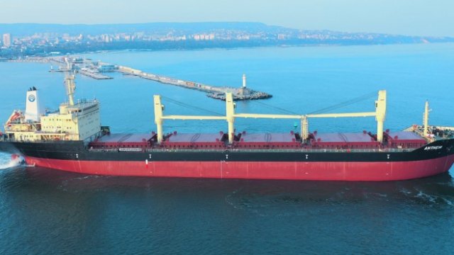 <p>
	<span><em>Кораб ANTHEIA</em> Снимка: bulgariaholding.com</span></p>
