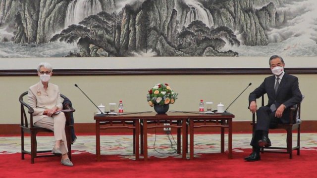 <p>
	Уенди Шърман по време на срещата си с китайския първи дипломат. <em>Снимка:&nbsp;&nbsp;EPA/US DEPARTMENT OF STATE HANDOUT</em></p>
