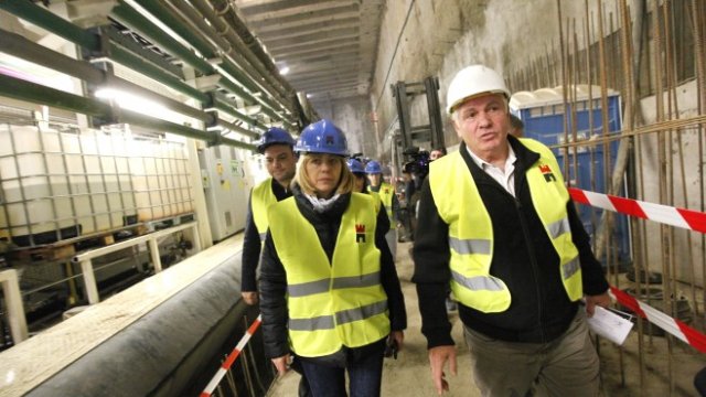<p>
	Стоян Братоев (вдясно) и столичният кмет Йорданка Фандъкова по време на инспекция на строителната дейност. <em>Снимка: Олег Попов, Investor Media Group</em></p>
