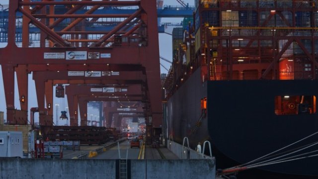 <p>
	Товарене на контейнери на най-голямото германско пристанище - в Хамбург. <em>Снимка: архив, Dominik Reipka/Bloomberg</em></p>
