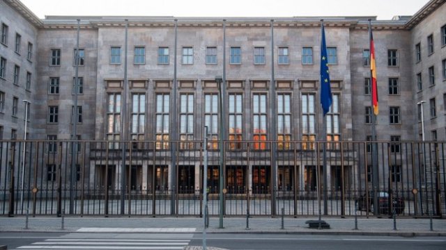 <p>
	Сградата на финансовото министерство в Берлин. <em>Снимка: Bloomberg LP</em></p>
