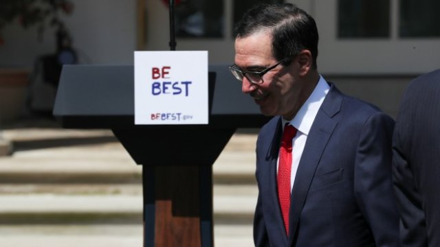 <p>
	Финансовият министър на САЩ Стивън Мнучин ще е доволен, ако търговският дефицит с Китай се свие.<br />
	<em>Снимка: Ройтерс</em></p>
