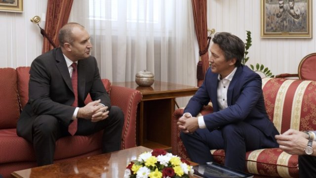 <p>
	Румен Радев по време на срещата си с&nbsp;генералния директор на Airbus Defense and Space Дирк Хоке <em>Снимка: Президентска пресслужба</em></p>
