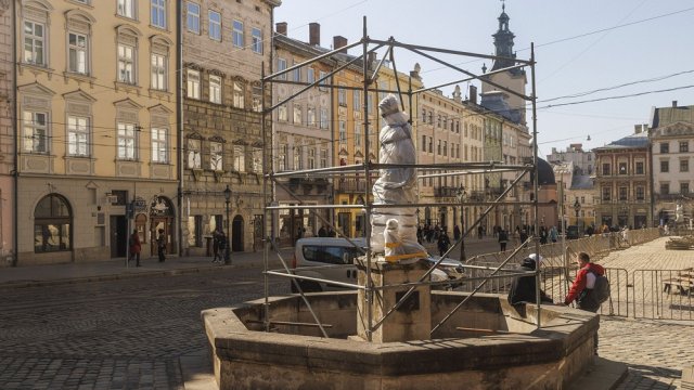 Част от паметниците в Лвов са покрити, за да бъдат защитени от ракетни удари. Снимка: Kobi Wolf/Bloomberg