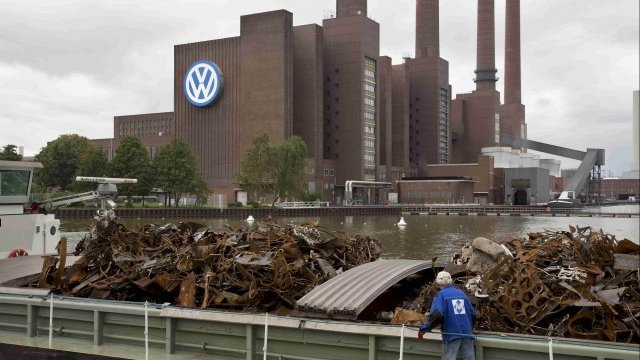 <p>
	Заводът на&nbsp;Volkswagen във Волфсбург. <em>Снимка: Ройтерс</em></p>
