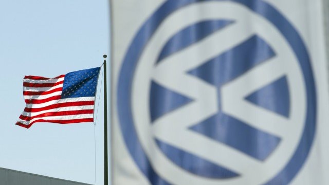 <p>
	Дизелгейт заплашва VW не само във финансово отношение. <em>Снимка: Ройтерс</em></p>
