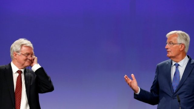 <p>
	Британският министър по Brexit Дейвид Дейвис (вляво) и главният преговарящ на ЕС Мишел Барние. <em>Снимка: Ройтерс</em></p>
