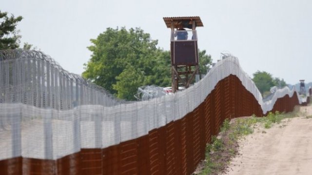 <p>
	Оградата по границата между Унгария и Сърбия. <em>Снимка: Архив Ройтерс</em></p>
