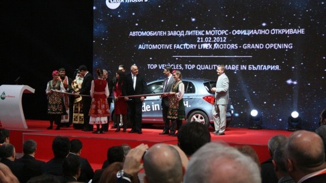 <p>
	Премиерът Бойко Борисов преряза лентата на първият произведен у нас автомобил Great Wall. <em>Снимка: Automedia.bg&nbsp;</em></p>
