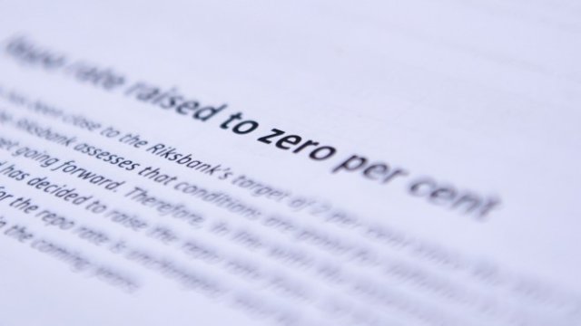 <p>
	Riksbank се прости първа от големите централни банки с нулевите лихвени проценти. <em>Снимка: Mikael Sjoberg/Bloomberg</em></p>
