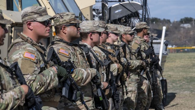 Военнослужещи от Националната гвардия на Тексас в Игъл Пас в Тексас. Снимка: Sergio Flores/Bloomberg