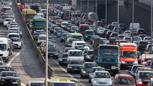 <p>
	Час пик в Берлин. <em>Снимка: архив Ройтерс</em></p>
