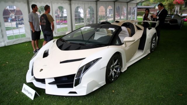 <p>
	Автомобил от марката <span class="highlight" data-qa-component="highlight-text">Lamborghini </span><span class="highlight" data-qa-component="highlight-text">Veneno </span><span class="highlight" data-qa-component="highlight-text">Roadster също бе продаден по време на аукциона.<em> Снимка: Ройтерс</em></span></p>
