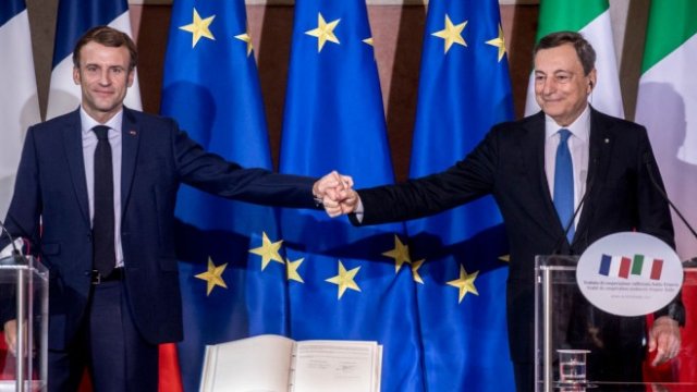 <p>
	Еманюел Макрон и Марио Драги по време на церемонията. <em>Снимка: Getty</em></p>
