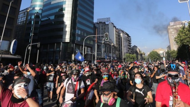 Масови протести в Чили срещу насилието над жени