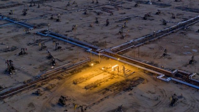 Защо цената на петрола падна под 100 долара за барел?