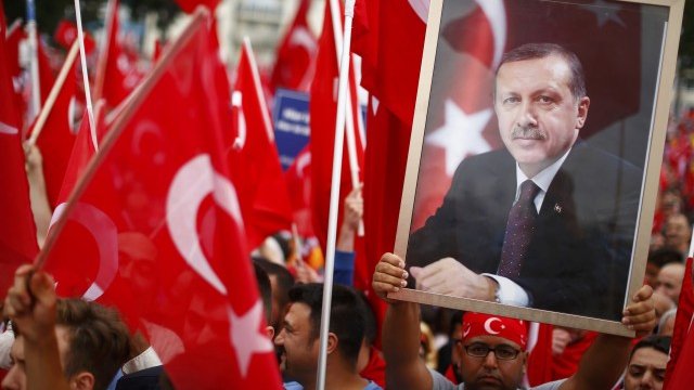 <p>
	Протест на привърженици на Ердоган в Кьолн. <em>Снимка: Ройтерс</em></p>
