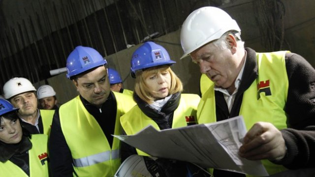 <p>
	Стоян Братоев (вдясно) при посещение на строителен обект от новата линия. <em>Снимка: Олег Попов, Investor Media Group</em></p>
