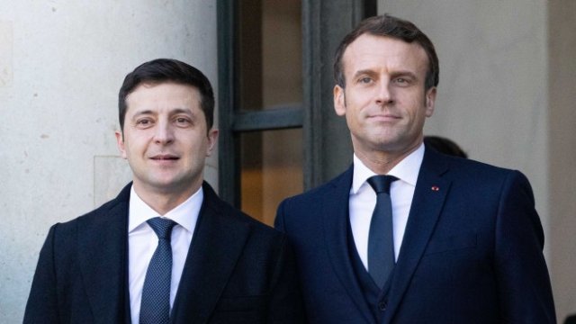 <p>
	<em>Украинският президент Володимир Зеленски (вляво) и френският му колега Еманюел Макрон. Снимка: Bloomberg</em></p>
