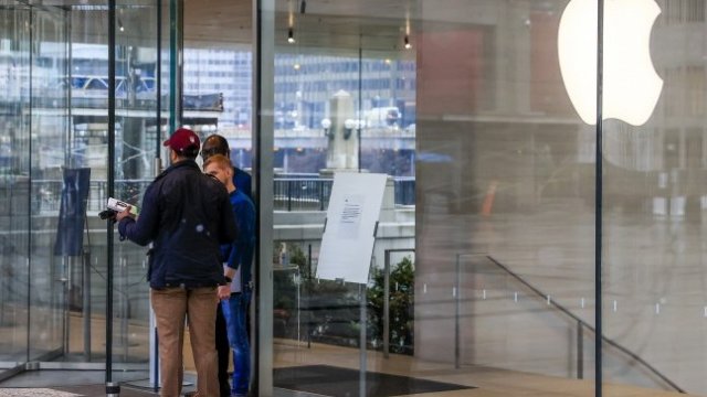 Технологичните компании замразяват назначенията 