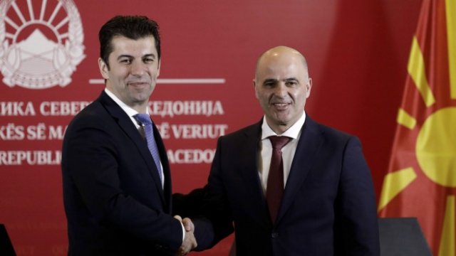 <p>
	<em>Българският премиер в оставка Кирил Петков (вляво) и македонският му колега Димитър Ковачевски. Снимка: Bloomberg</em></p>
