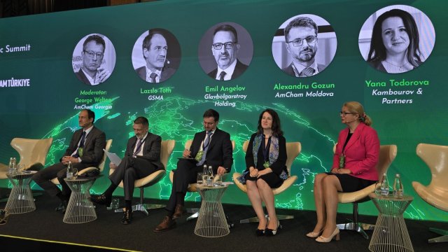 Отляво надясно: Ласло Тот, ръководител &bdquo;Европа и ОНД&ldquo; в GSMA, Емил Ангелов, заместник-председател на Управителния съвет и главен изпълнителен директор на &bdquo;Главболгарстрой Холдинг&ldquo;, Алекс Гозун, президент на Американската търговска камара на Молдова, Яна Тодорова, съдружник в &bdquo;Камбуров и съдружници&ldquo;, и Миглена Кузманова, управляващ директор на Esri България.