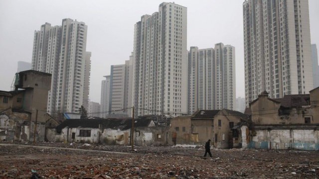 <p>
	Съборетини в един от гварталите на Уху, които ще направят място за нови небостъргачи. <em>Снимка: Ройтерс</em></p>
