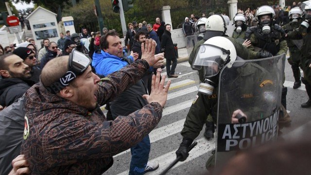 <p>
	Безредиците в Атина от 10 февруари, когато кабинетът Пападимос гласува тежките икономически реформи. Снимка: Ройтерс</p>

