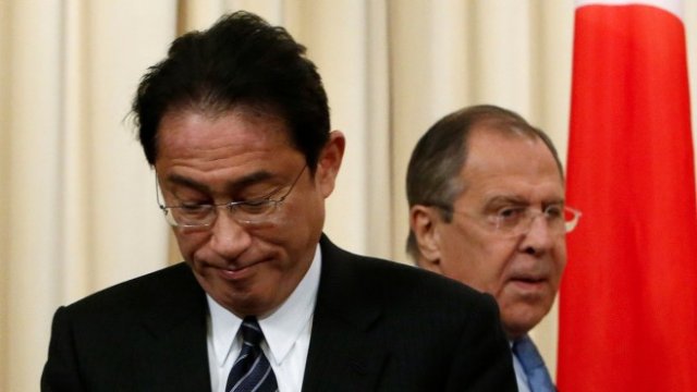 <p>
	Сергей Лавров и Фумио Кишидо. <em>Снимка: архив Ройтерс</em></p>
