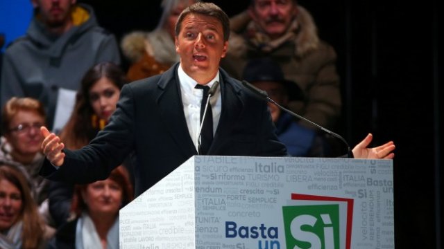 <p>
	Матео Ренци говори по време на последното събитие в подкрепа на гласуването с &quot;Да&quot; на референдума. <em>Снимка: Ройтерс</em></p>
