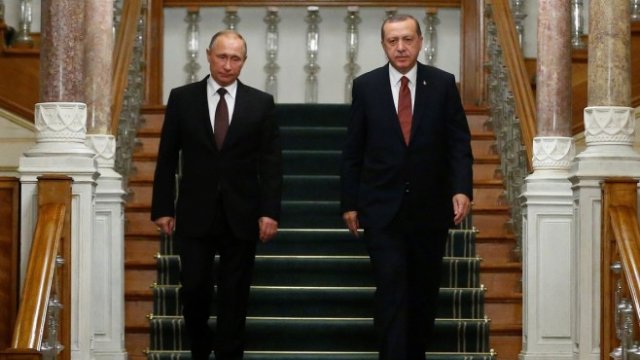 <p>
	Владимир Путин (вляво) и Реджеп Ердоган след срещата си в Истанбул през октомври. <em>Снимка: архив Ройтерс&nbsp;</em></p>
