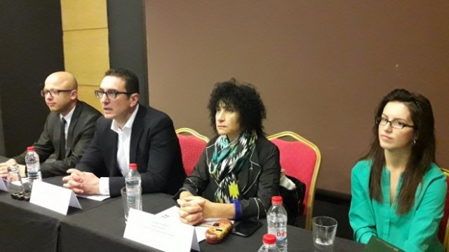 <p>
	Стамен Янев (вторият от ляво) и&nbsp;Теодора Ставрева (до него).&nbsp;<em>Снимка: Investor.bg</em></p>
